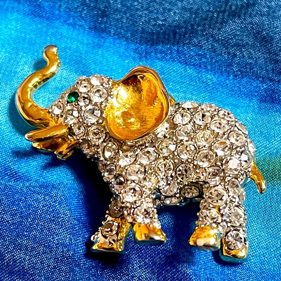 Signed P Swarovski crystal elephant pin brooch in excellent condition. - Picture 1 of 5